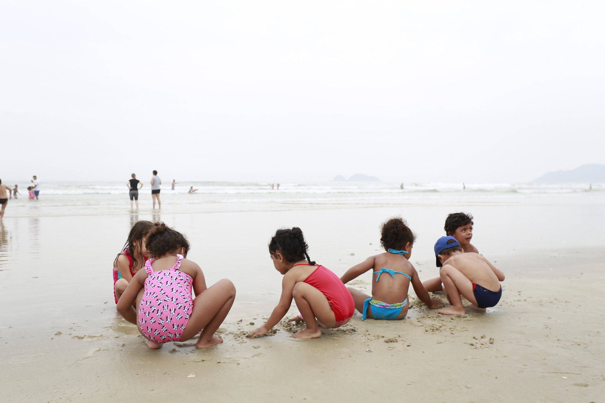Crianças da Capital têm o primeiro contato com o mar em Guarujá