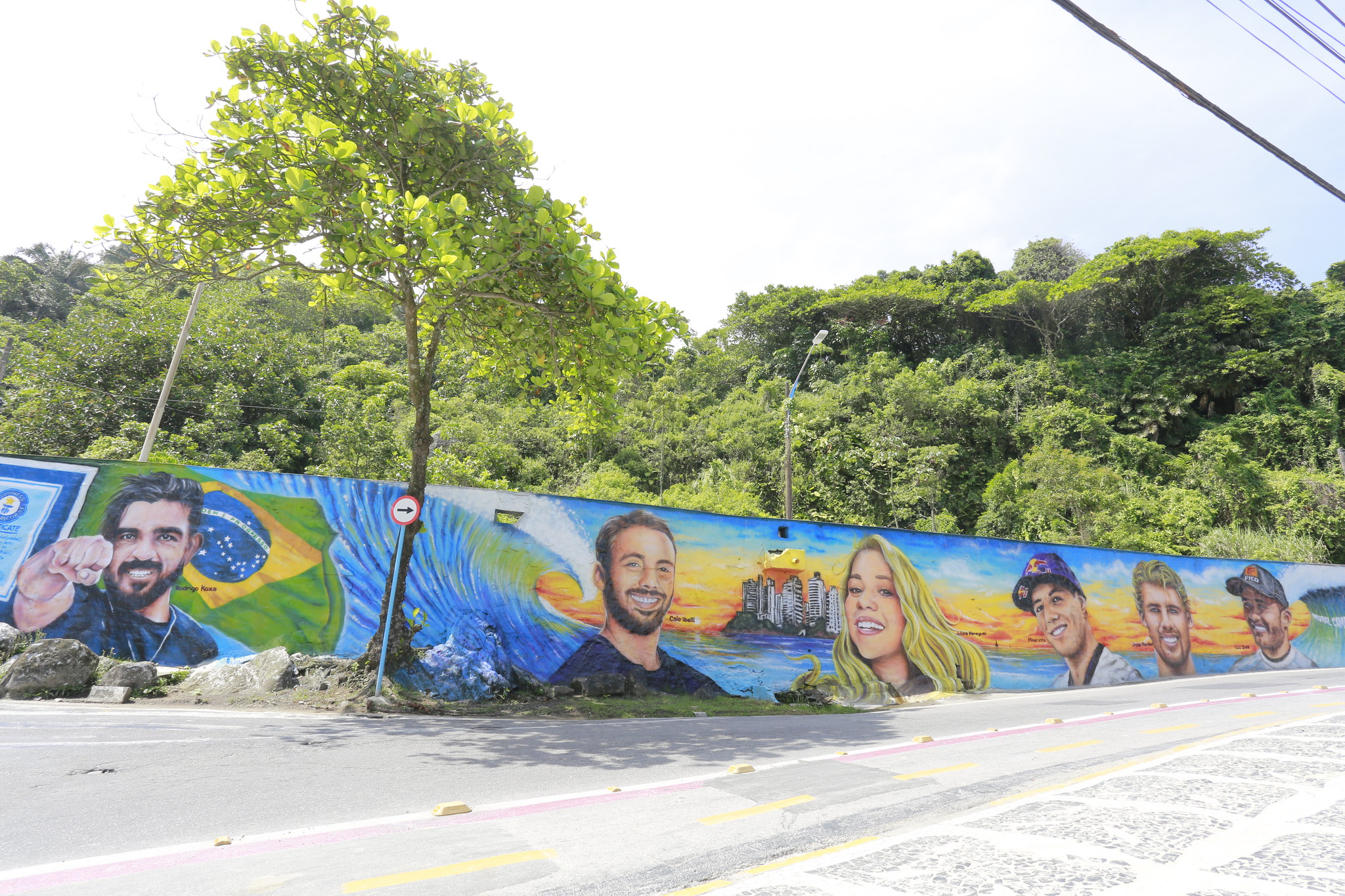 Surfistas guarujaenses são homenageados em mural nas Astúrias