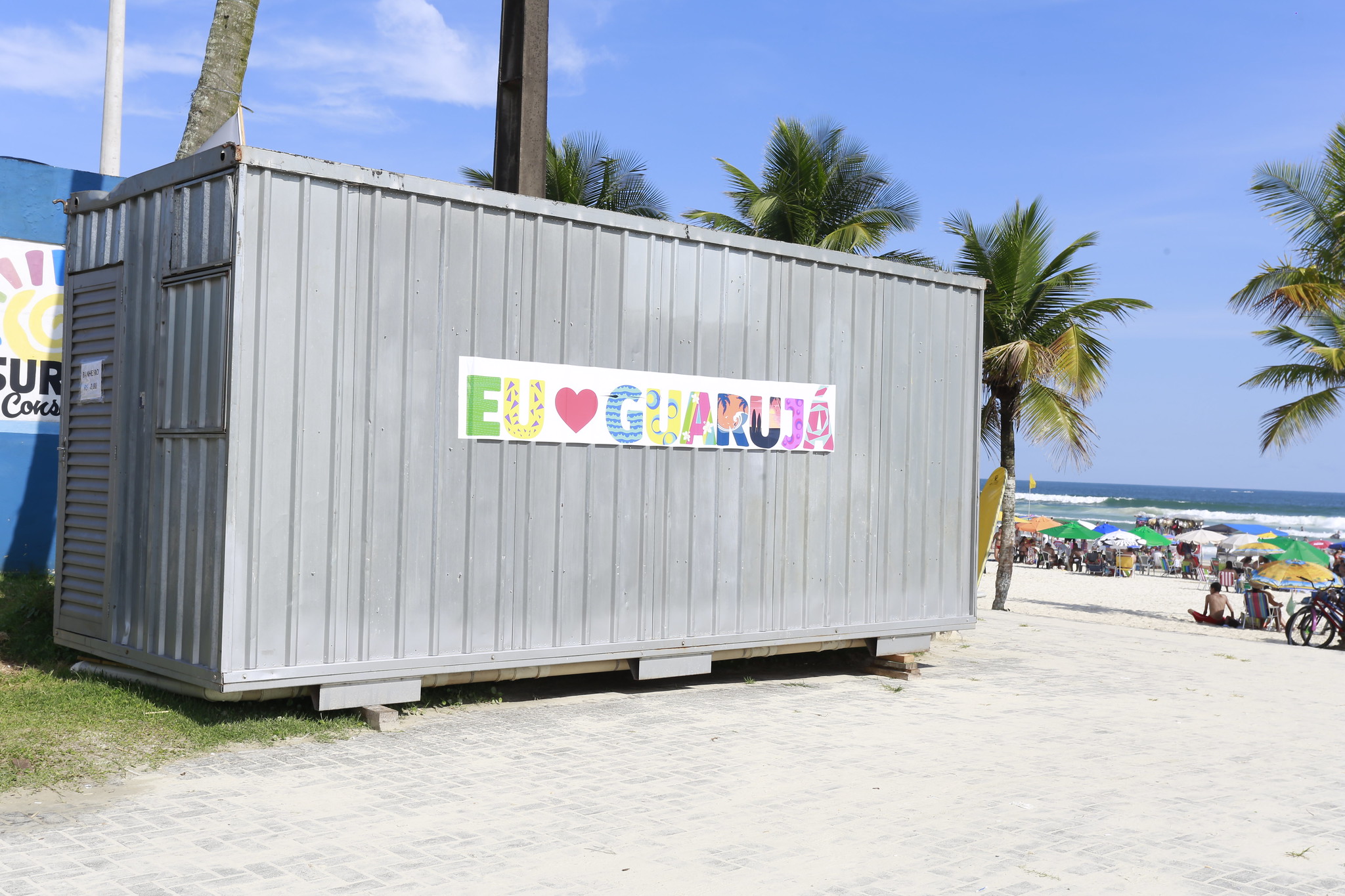 Containers sanitários são instalados em praias de Guarujá