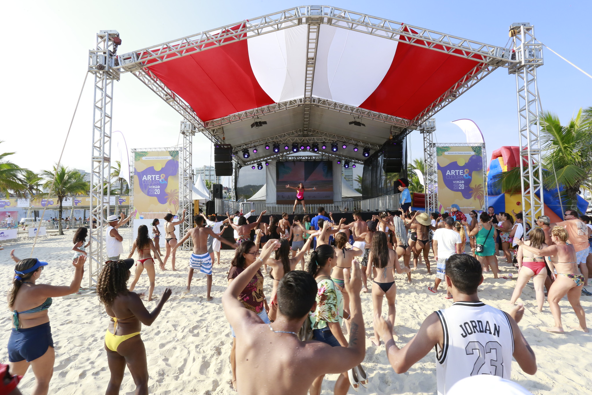 Projeto Arte e Cultura leva 15 mil pessoas para arena na Praia da Enseada