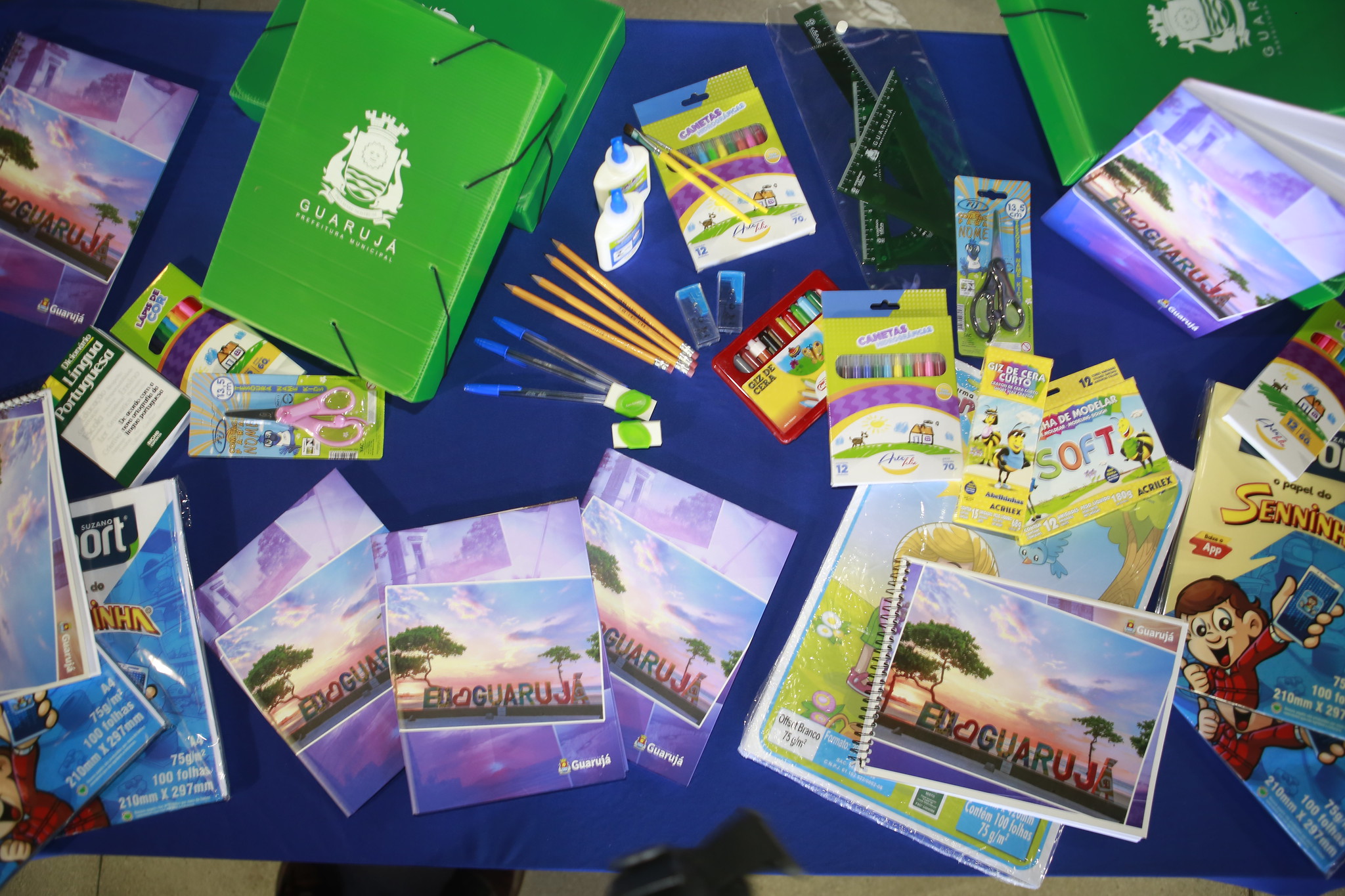 Material escolar é entregue aos estudantes da Rede Municipal de Ensino
