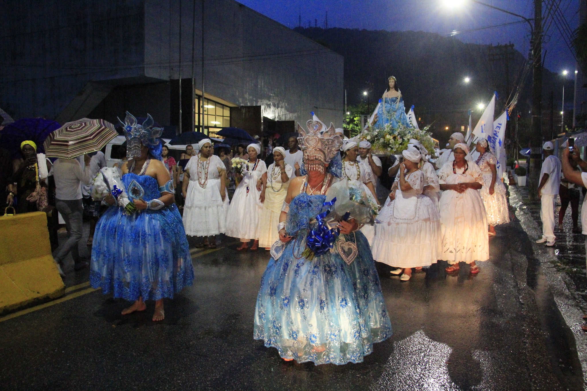 Festa de Iemanjá leva mais de cinco mil pessoas à Praia da Enseada