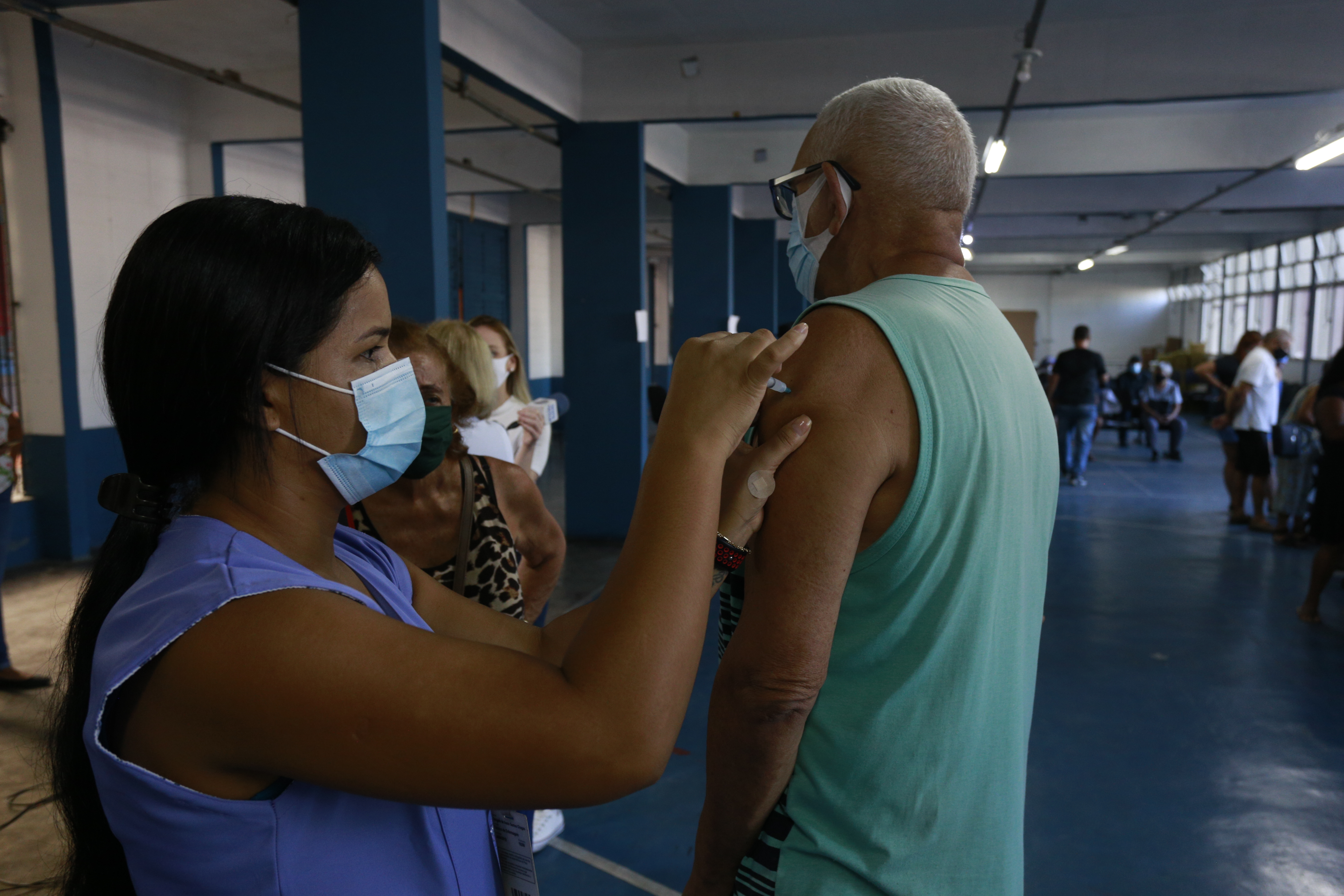 Covid-19: Em Guarujá, mais de 10% da população já recebeu ao menos a primeira dose