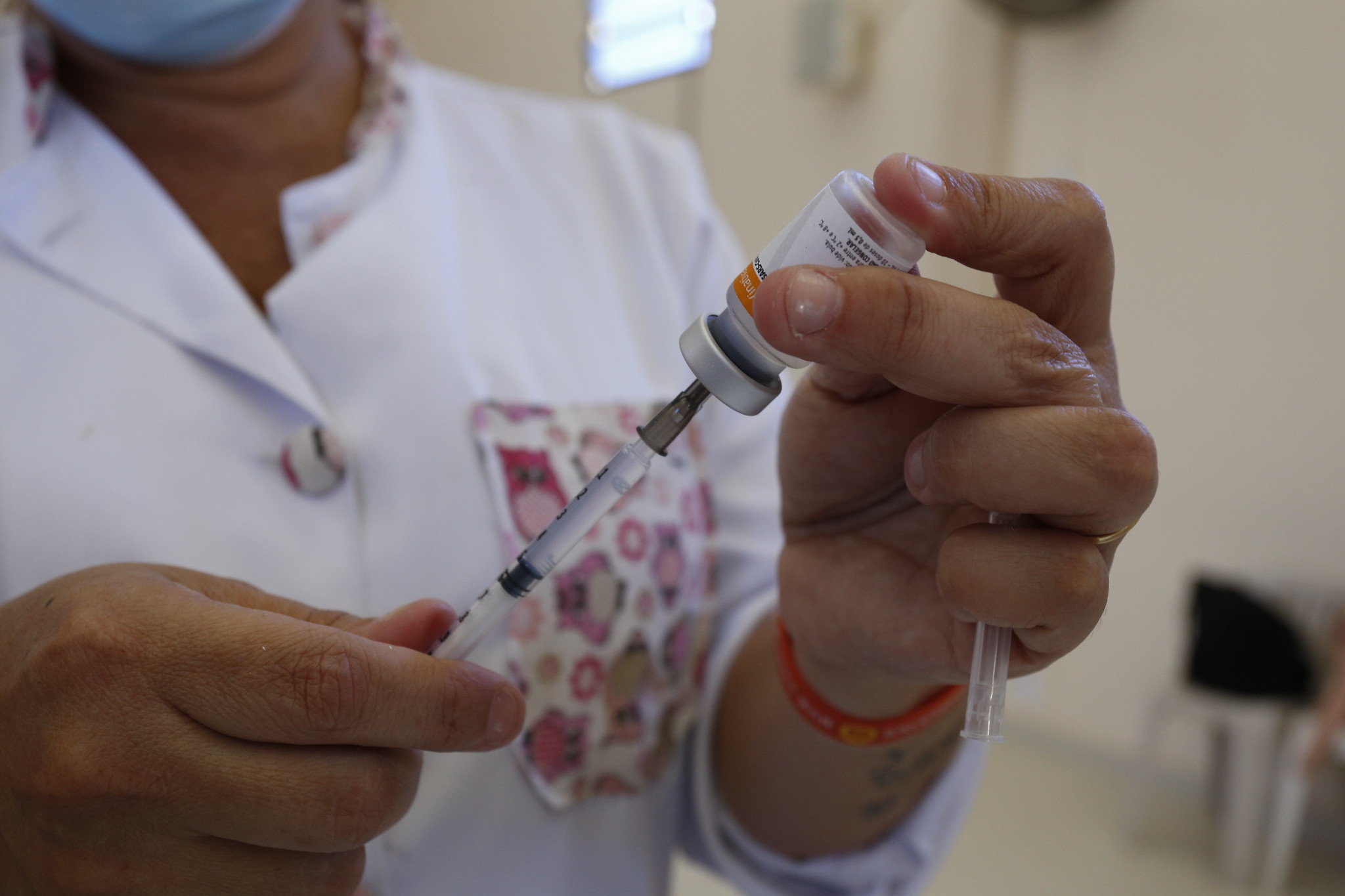 Guarujá vacina 80% da população adulta
