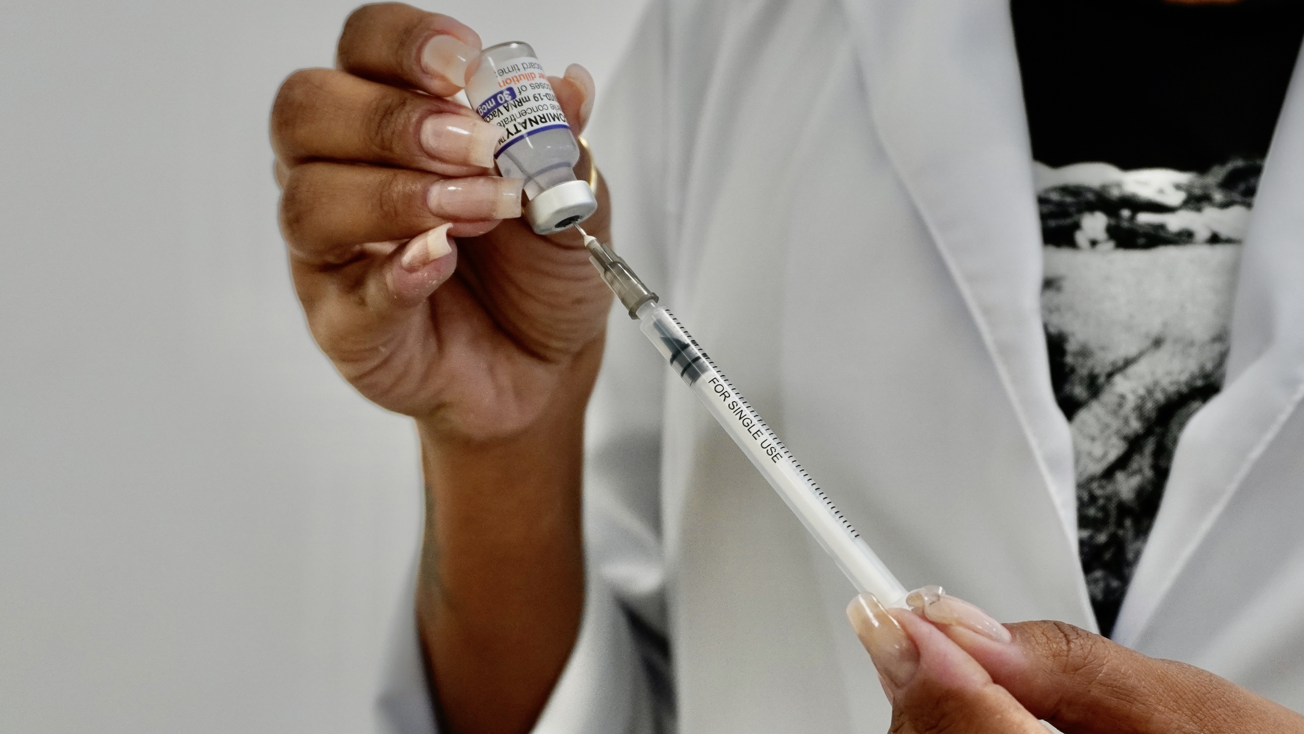 Guarujá antecipa quarta dose de vacinação para maiores de 18 anos