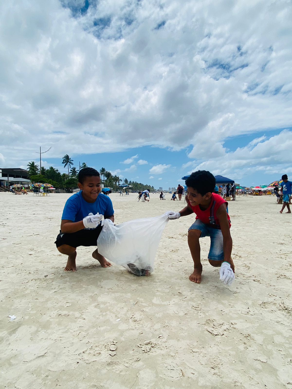 Crianças do Projeto Ondas participam de mutirão de limpeza na Praia da Enseada