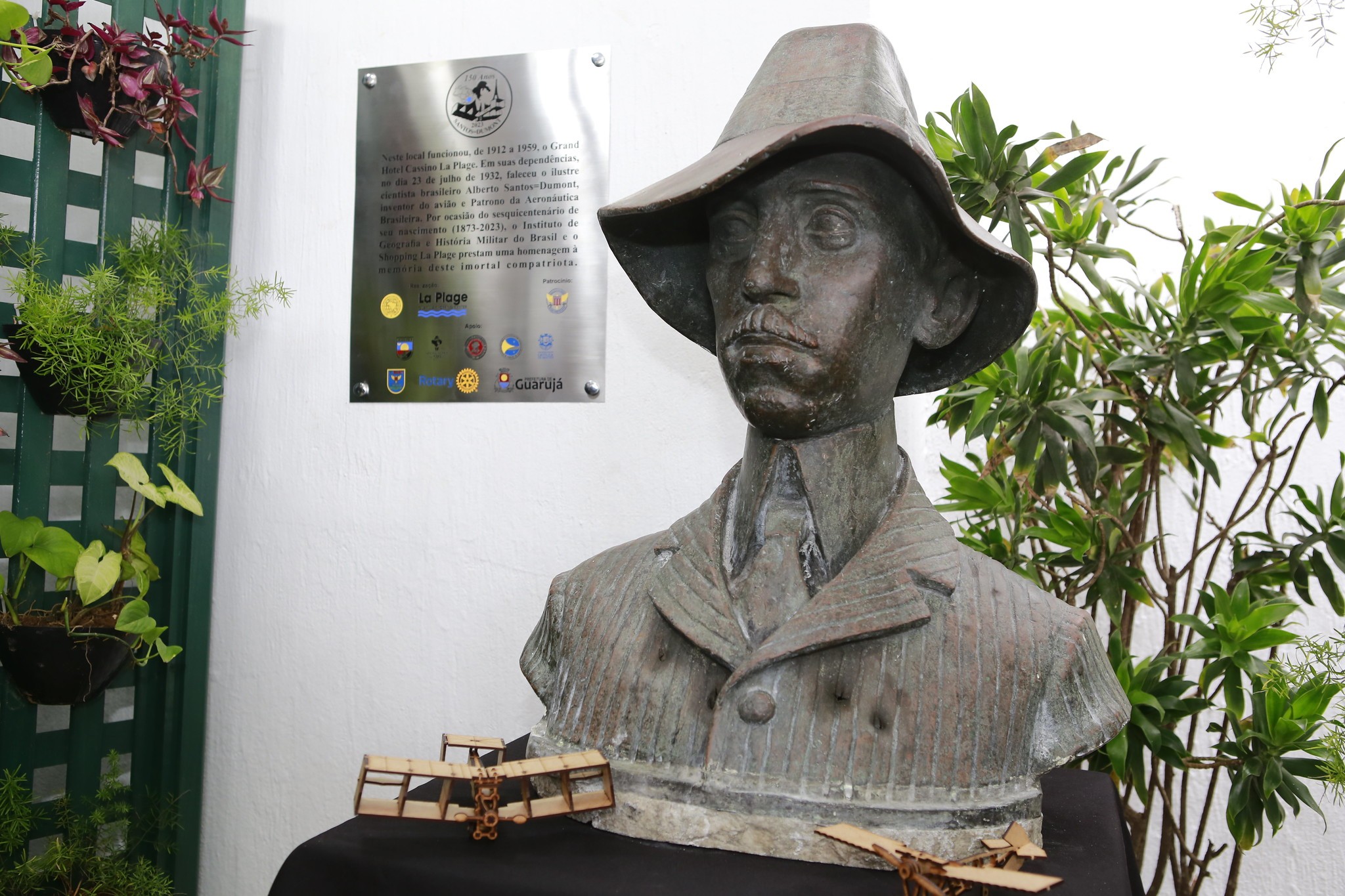 Guarujá inaugura placa e busto em homenagem aos 150 anos de Alberto Santos Dumont  