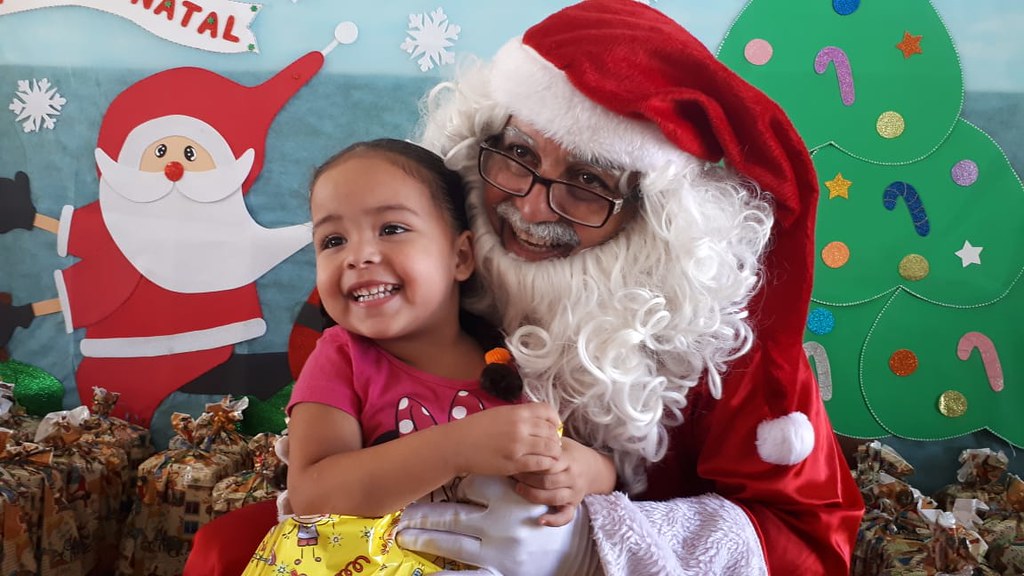 Papai Noel da GCM visita escolas e entidades em Guarujá