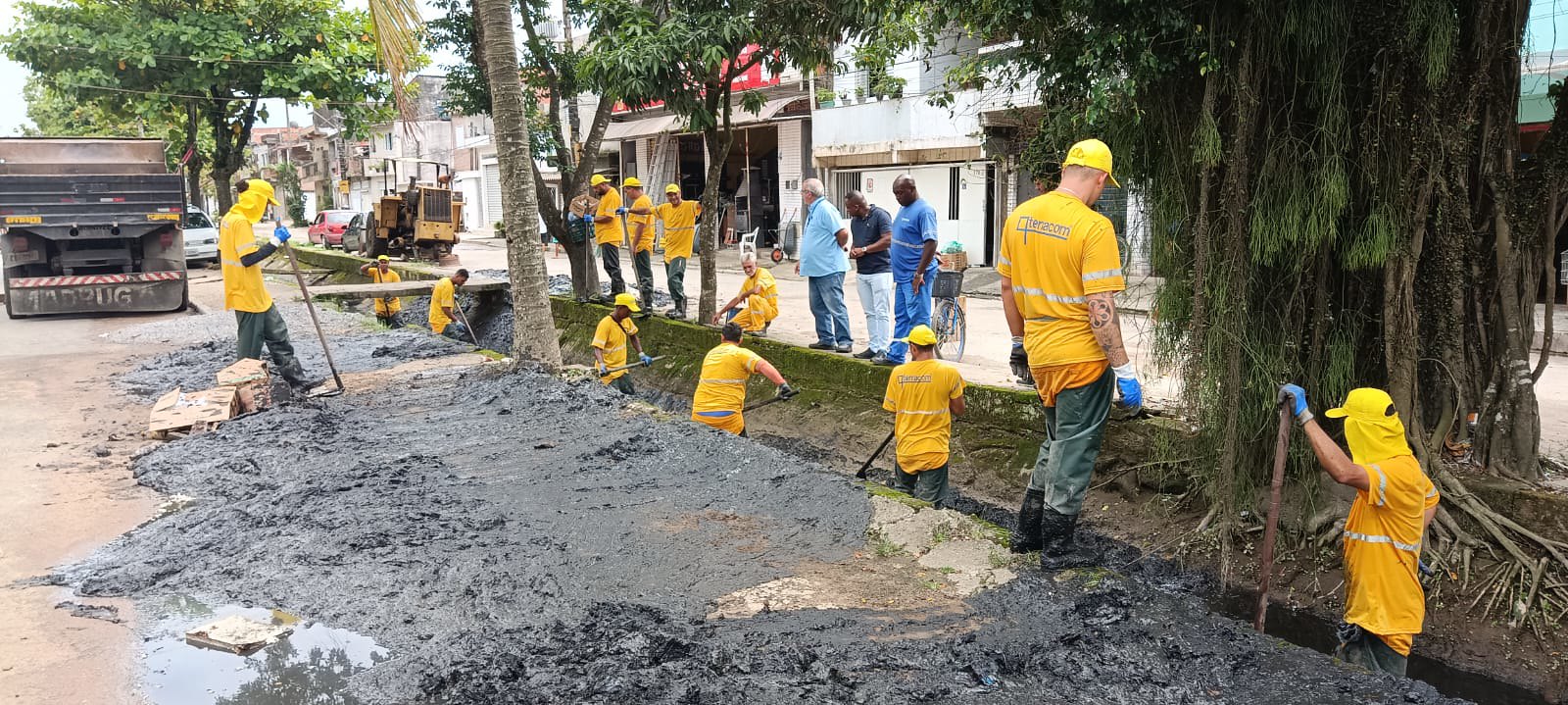 Prefeitura de Guarujá realiza mutirão de limpeza no bairro do Morrinhos