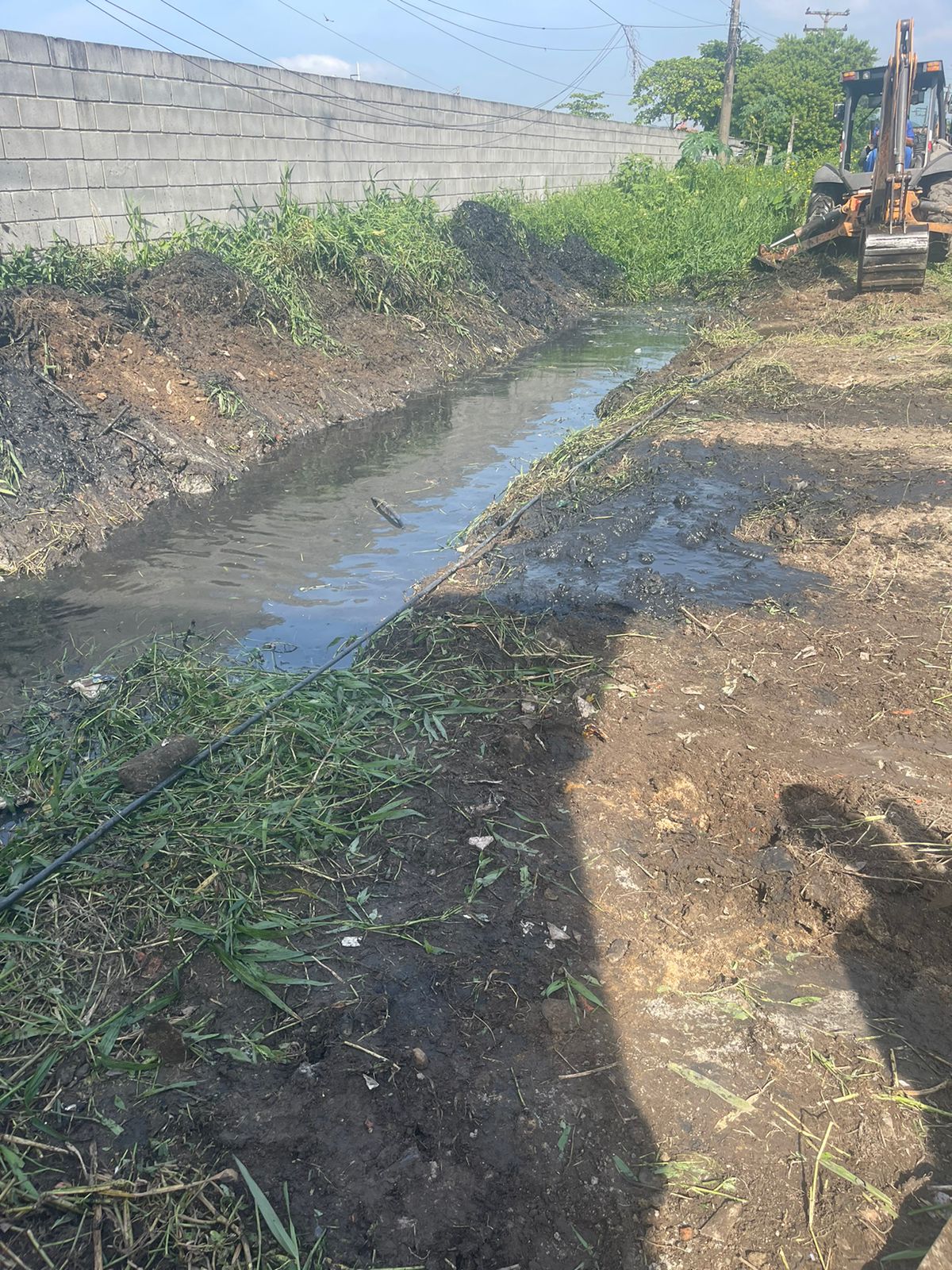 Prefeitura desobstrui canal na Comunidade Aldeia