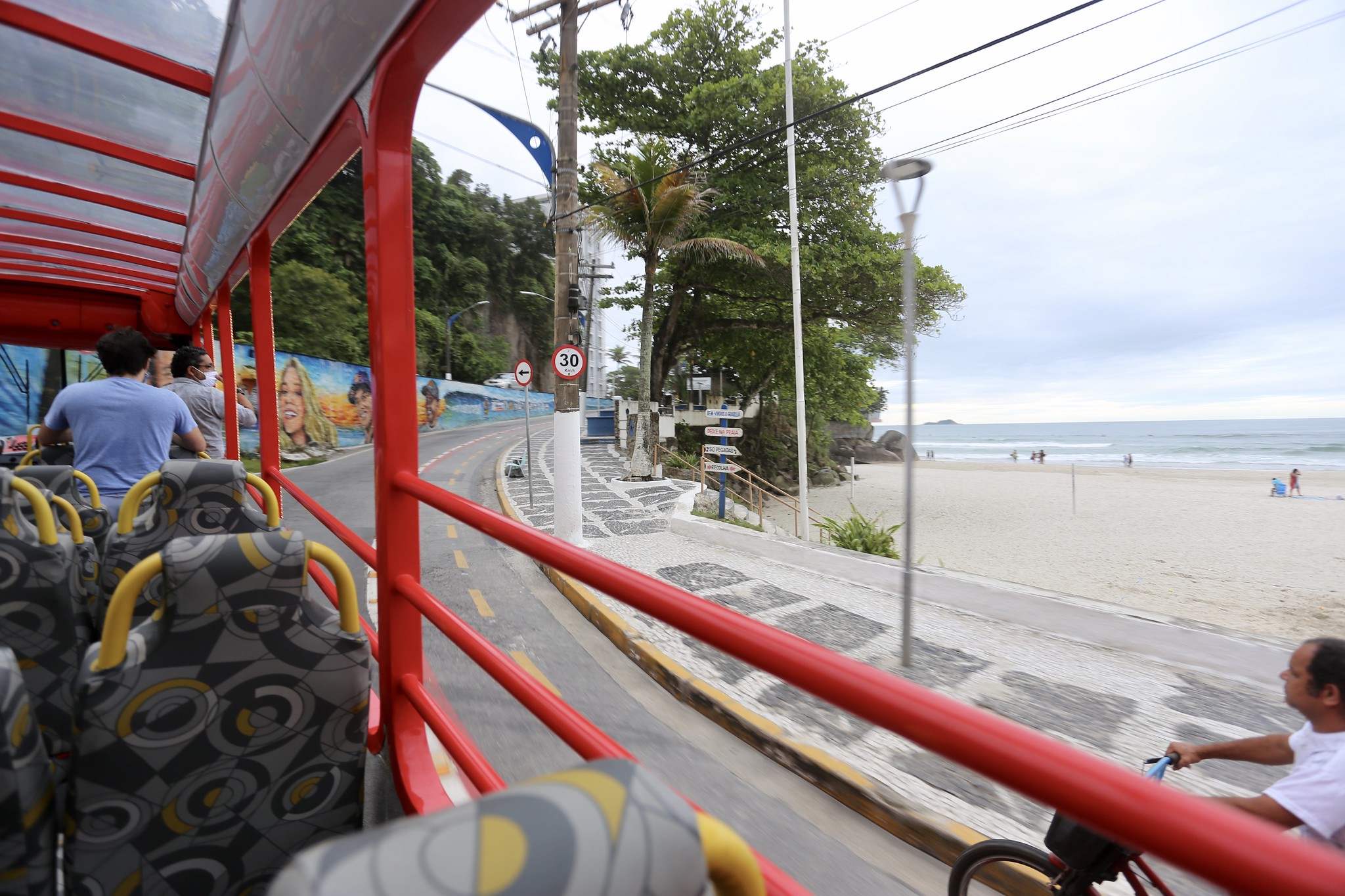 Ônibus turístico é opção de lazer em Guarujá