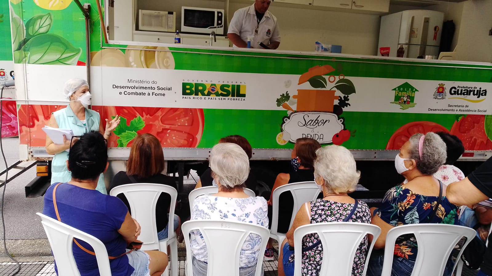 Caminhão Sabor e Renda leva bons hábitos alimentares a mais de 2 mil pessoas