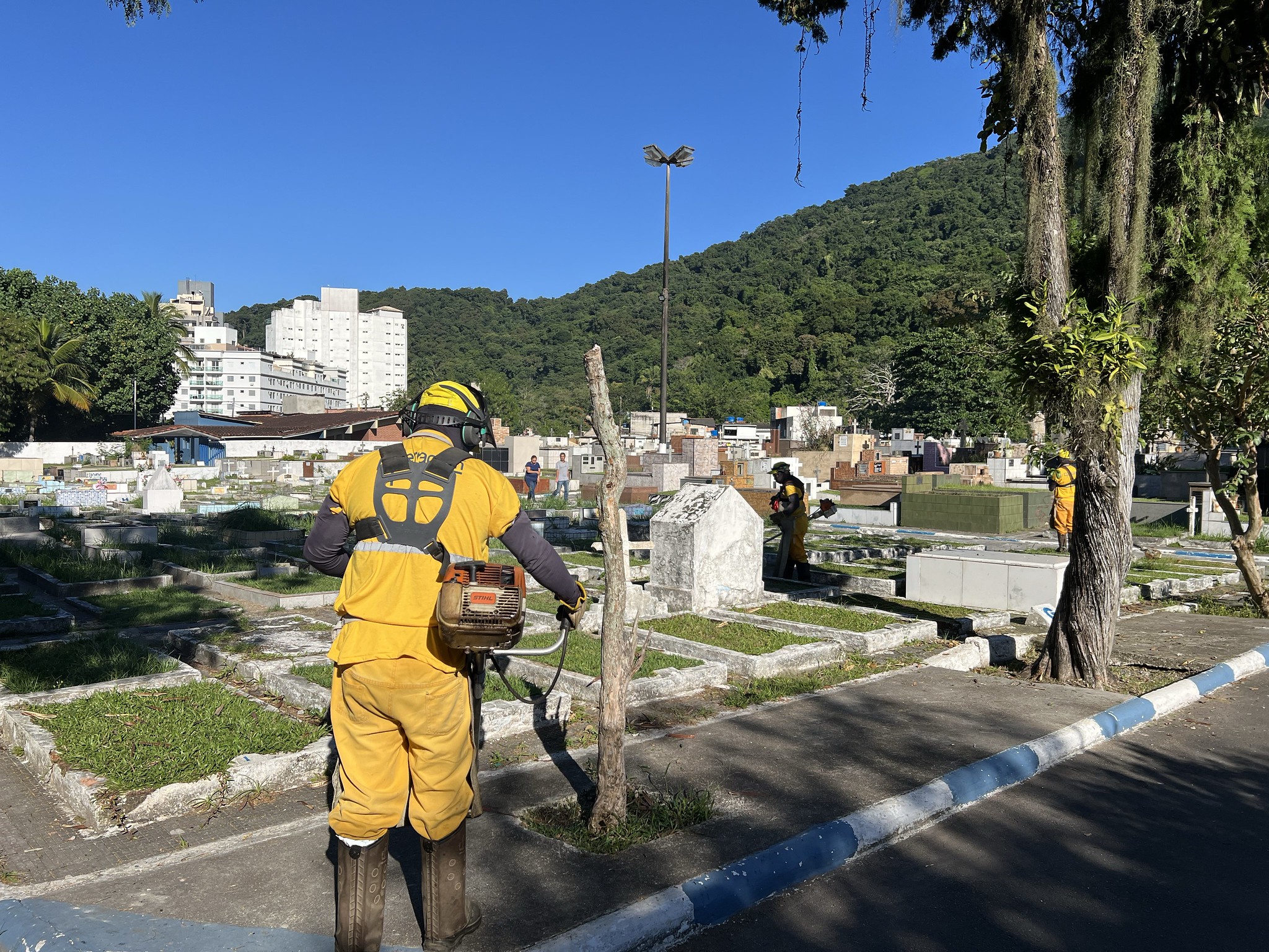 Cemitérios de Guarujá estão prontos para receber visitantes no Dia das Mães
