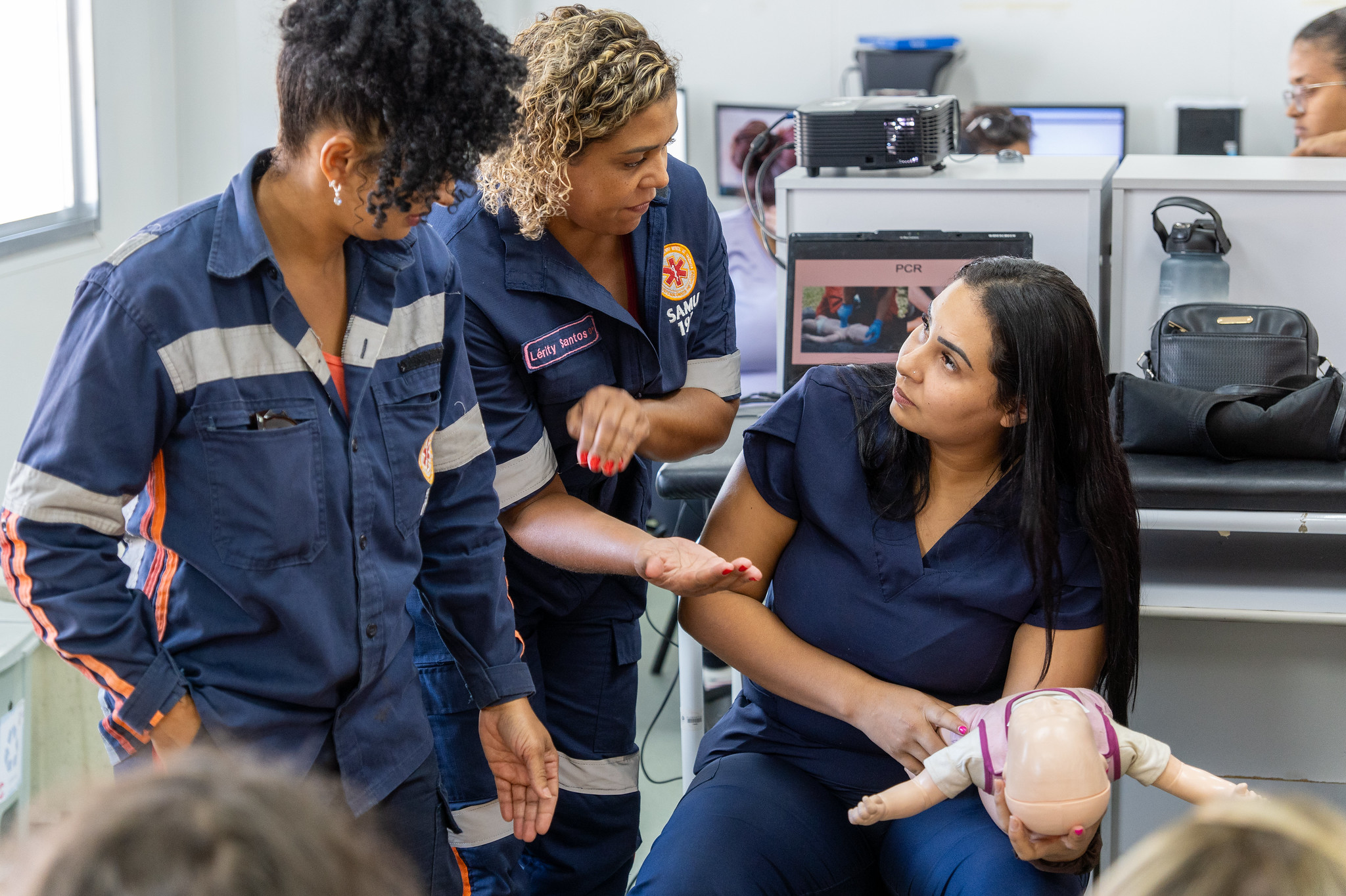 Guarujá treina funcionários da rede municipal de saúde contra engasgo em recém-nascidos