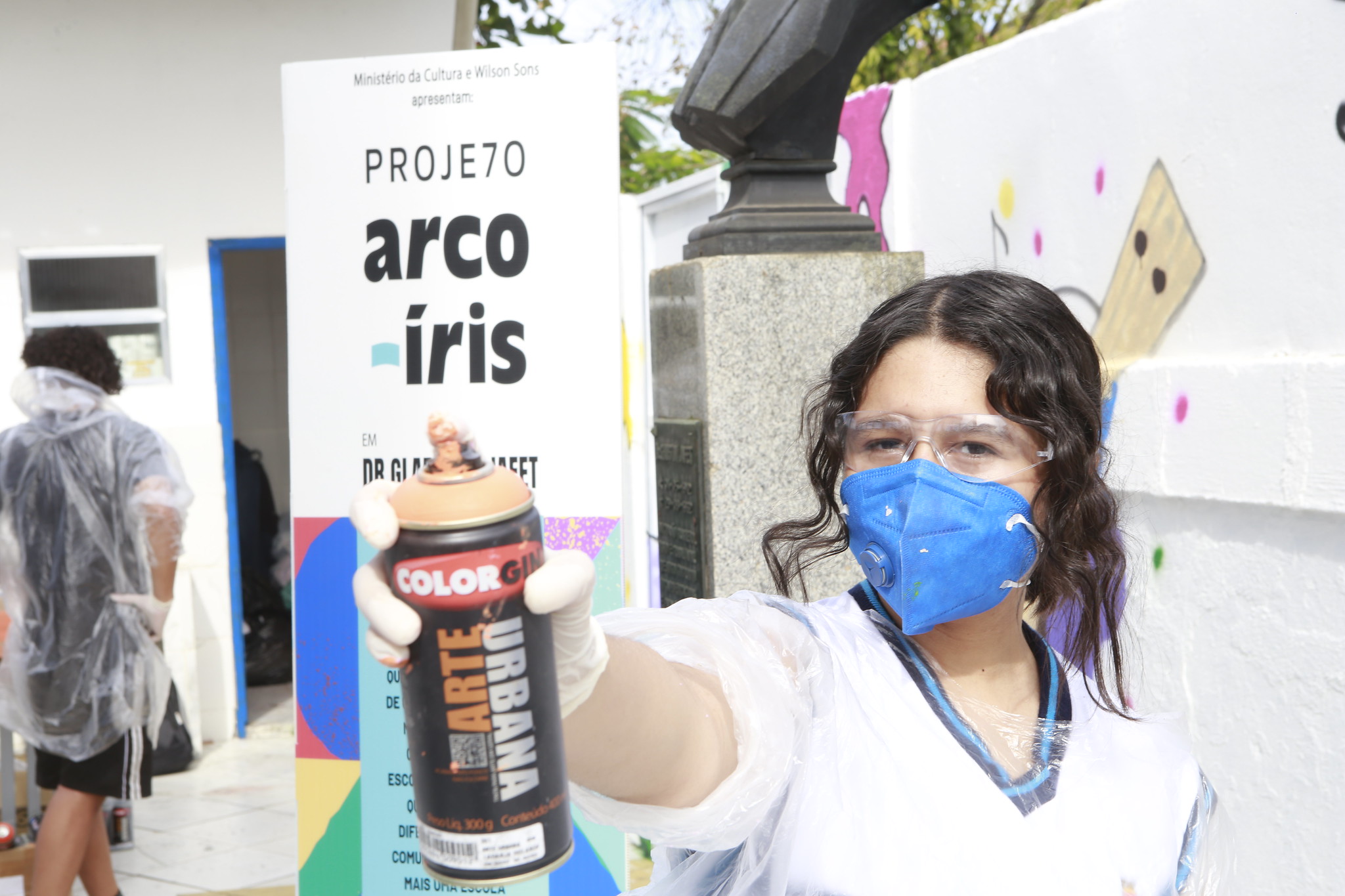 Estudantes de Guarujá viram protagonistas de arte urbana e confeccionam dois muros