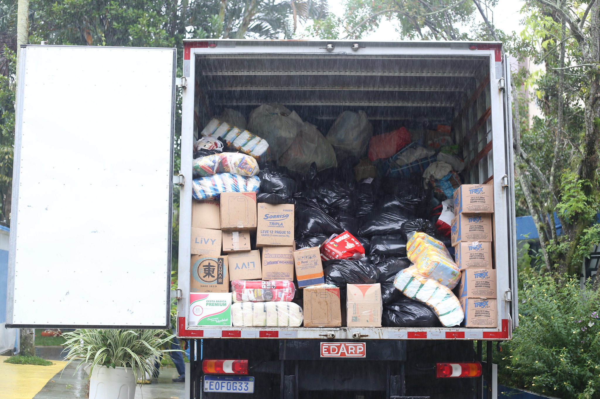Guarujá envia donativos para Base Aérea com destino às vítimas das enchentes no RS