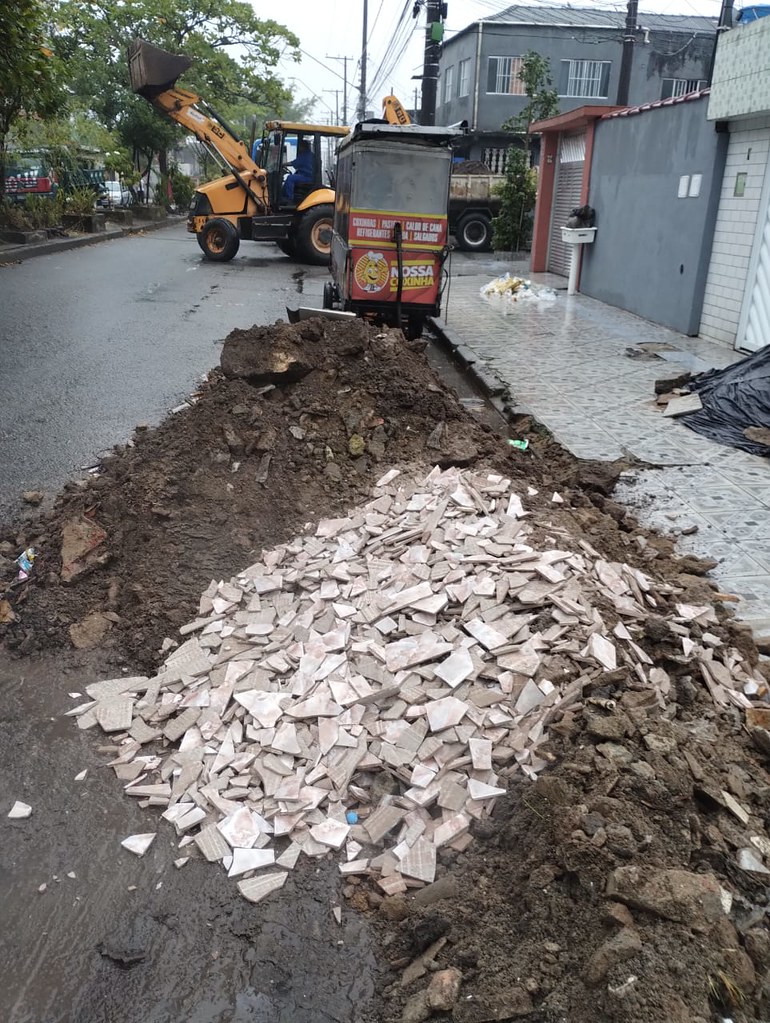 Prefeitura realiza mutirão de limpeza em diversas ruas de Vicente de Carvalho