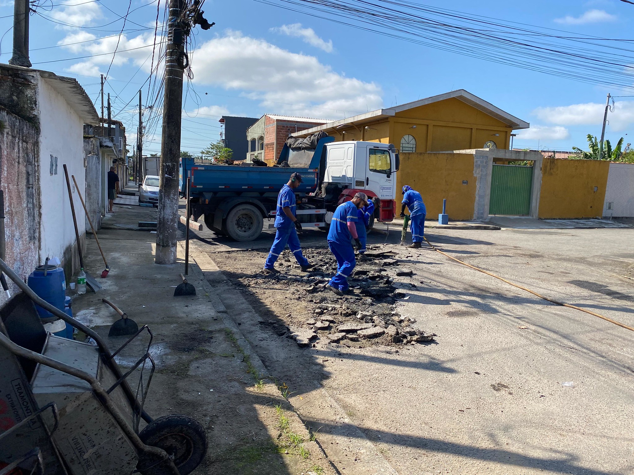 Rua Guararapes recebe recapeamento, na Vila Áurea