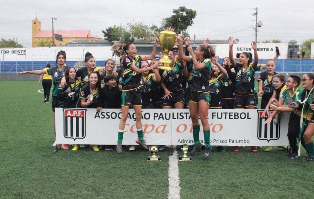Guarujá conquista título inédito no futebol feminino