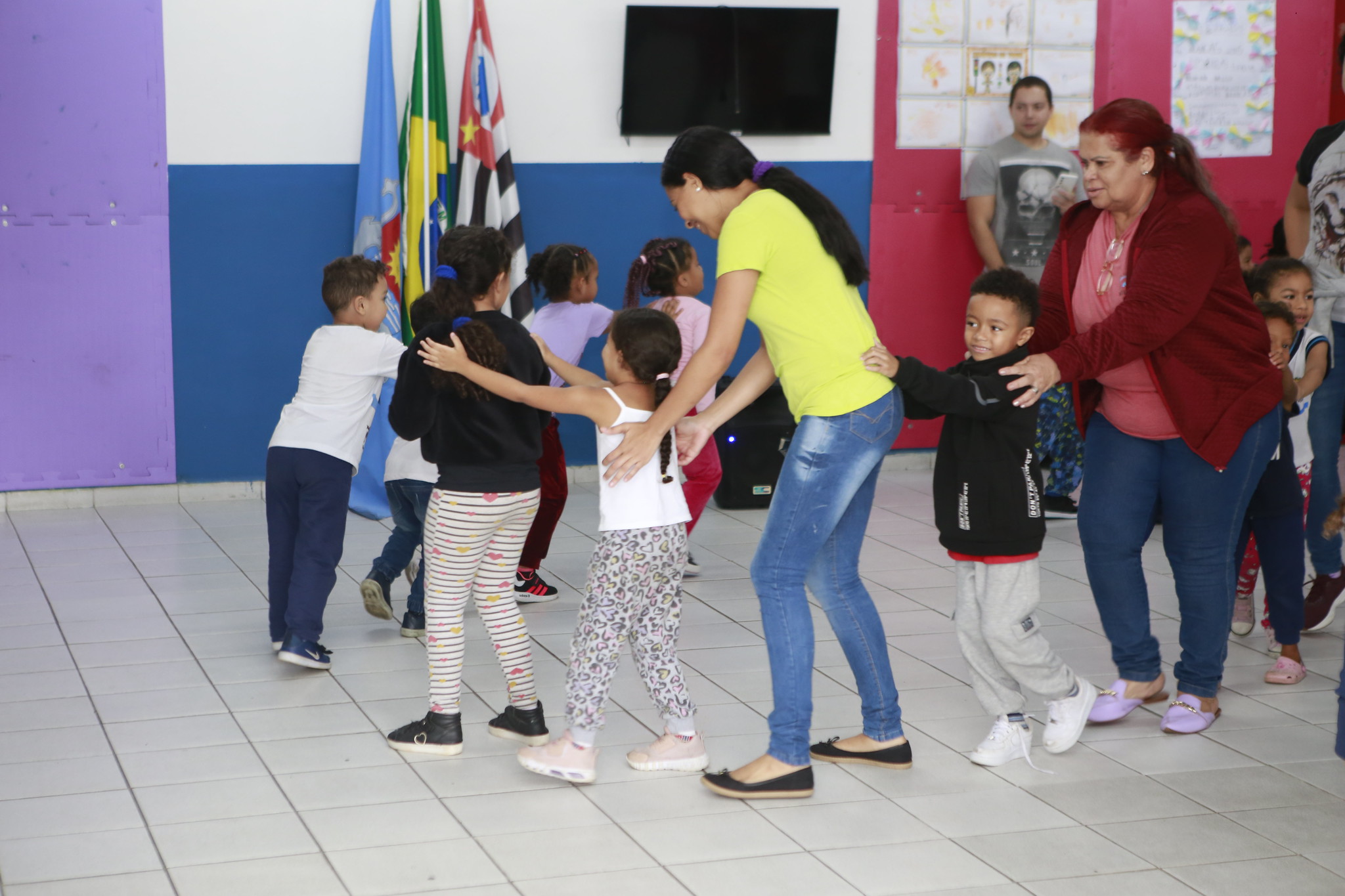 Pais e responsáveis “voltam no tempo”, com brincadeiras de roda nas escolas de Guarujá