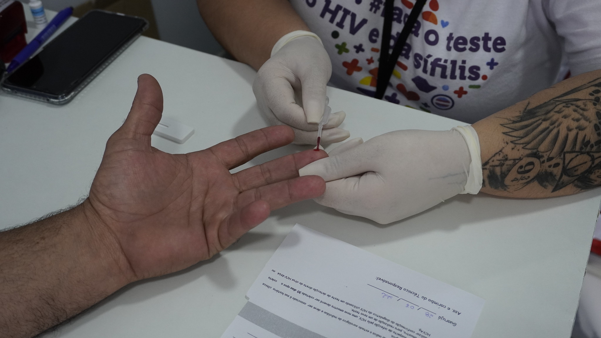 Guarujá inicia Dezembro Vermelho com mutirão de testagens rápidas de HIV e sífilis