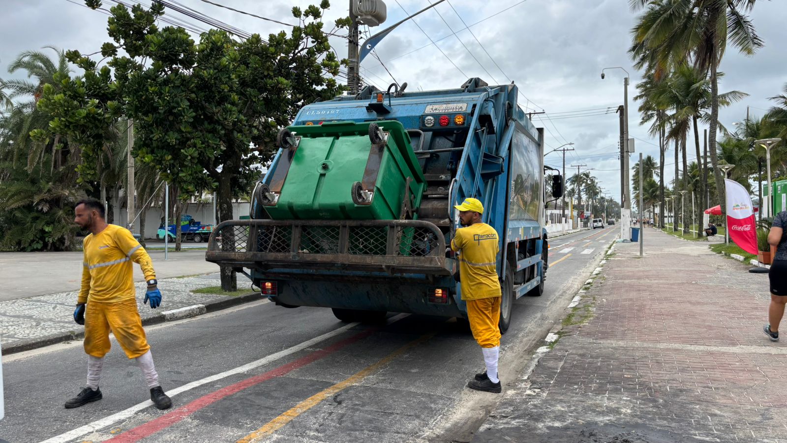 Prefeitura realiza higienização de mais de mil contentores de lixo