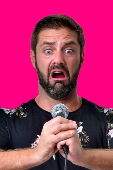 Fábio Rabin diverte público com humor ácido e confissões hilárias em novo show
