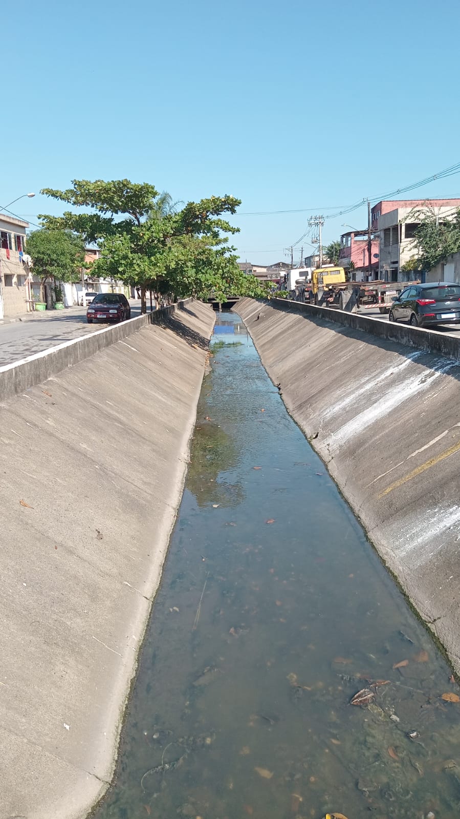 Prefeitura de Guarujá retira 9 toneladas de lixo de canal em Vicente de Carvalho