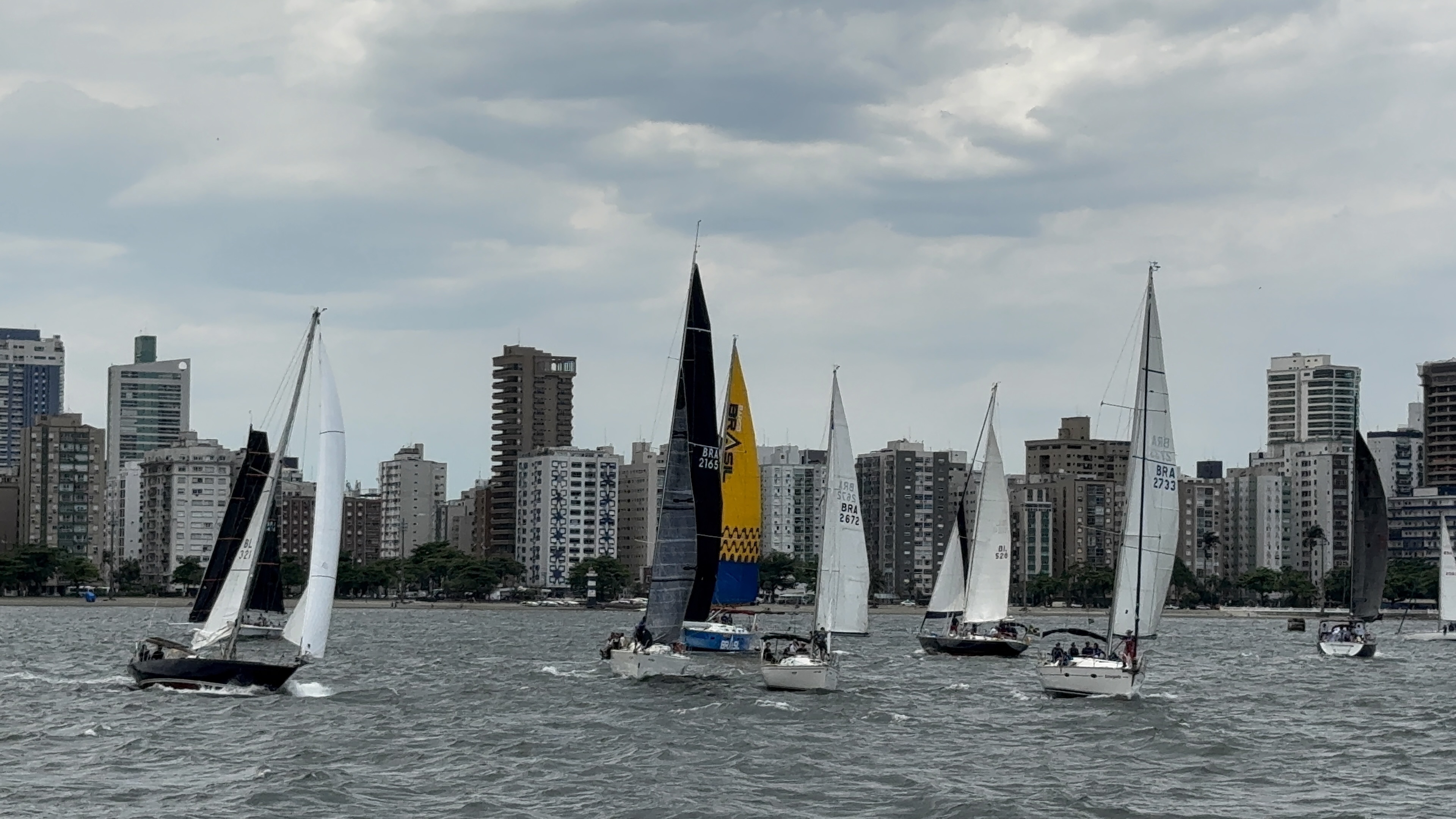 Em Guarujá, regata Volta da Laje de Santos reúne amantes da vela neste sábado (17)