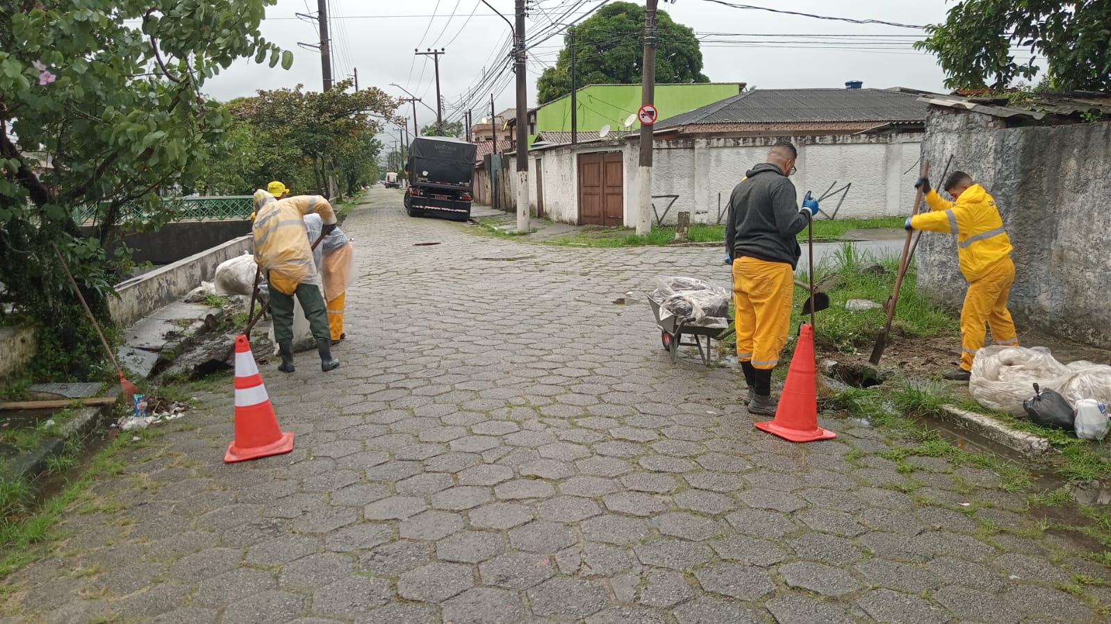 Vila da Noite e Jardim Boa Esperança recebem serviços de zeladoria