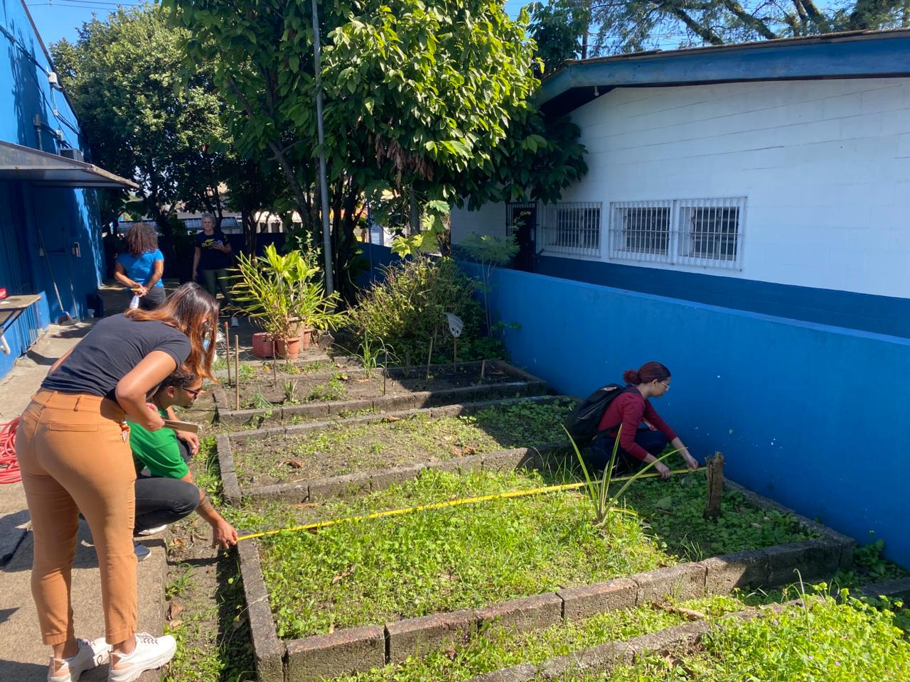 Visita técnica em escolas da rede municipal visa implementar hortas nas unidades de ensino