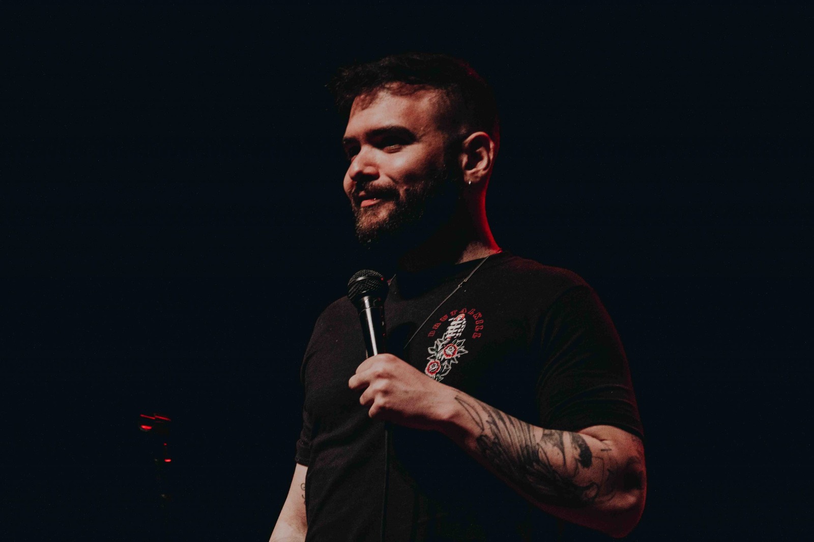 Stand-up com Tiago Santineli é atração neste sábado em Guarujá