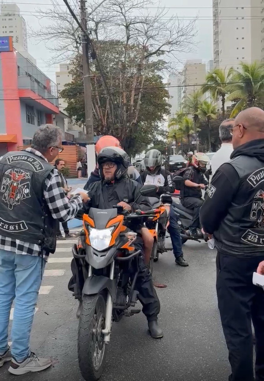 Blitz educativa em Guarujá alerta 155 motociclistas para direção segura