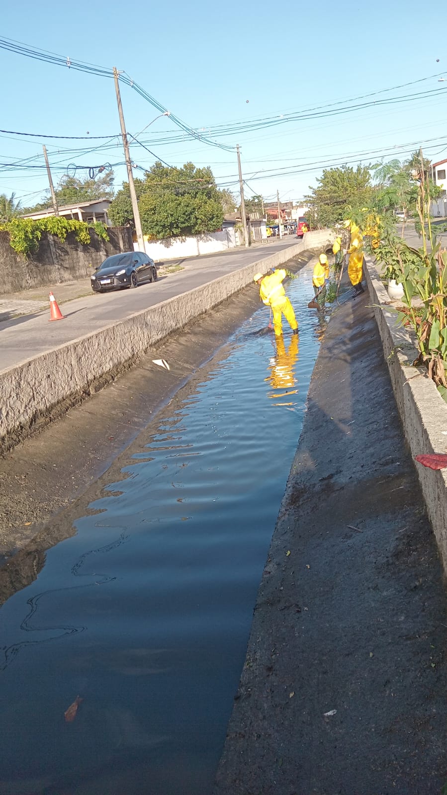 Jardim Progresso recebe limpeza de canal e bocas de lobo em Vicente de Carvalho