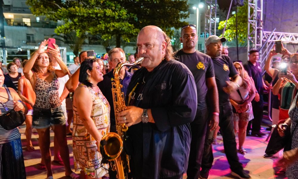 Músicos participam da semifinal do Femag no Teatro Procópio Ferreira